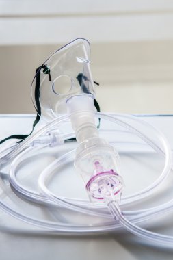 Oksijen maskesi hastane odasında masada astım tedavisi için.