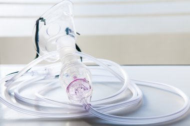 Oksijen maskesi hastane odasında masada astım tedavisi için.