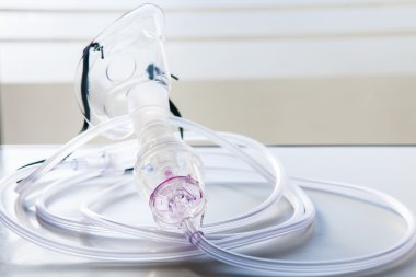 Oksijen maskesi hastane odasında masada astım tedavisi için.