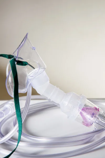 Кислородная маска для лечения астмы на столе в больнице . — стоковое фото