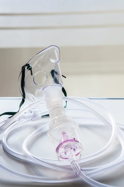 Mascarilla de oxígeno para el tratamiento del asma en la mesa en la habitación del hospital . — Foto de Stock