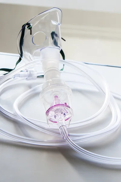 Mascarilla de oxígeno para el tratamiento del asma en la mesa en la habitación del hospital . — Foto de Stock