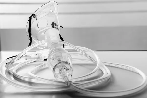 Sauerstoffmaske zur Asthmabehandlung auf dem Tisch im Krankenhauszimmer. — Stockfoto