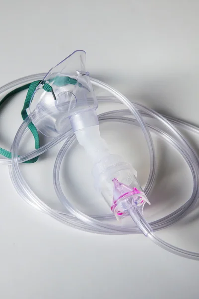 Кислородная маска для лечения астмы на столе в больнице . — стоковое фото