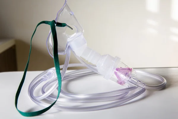 氧气面罩哮喘治疗在医院房间的桌子上. 图库图片
