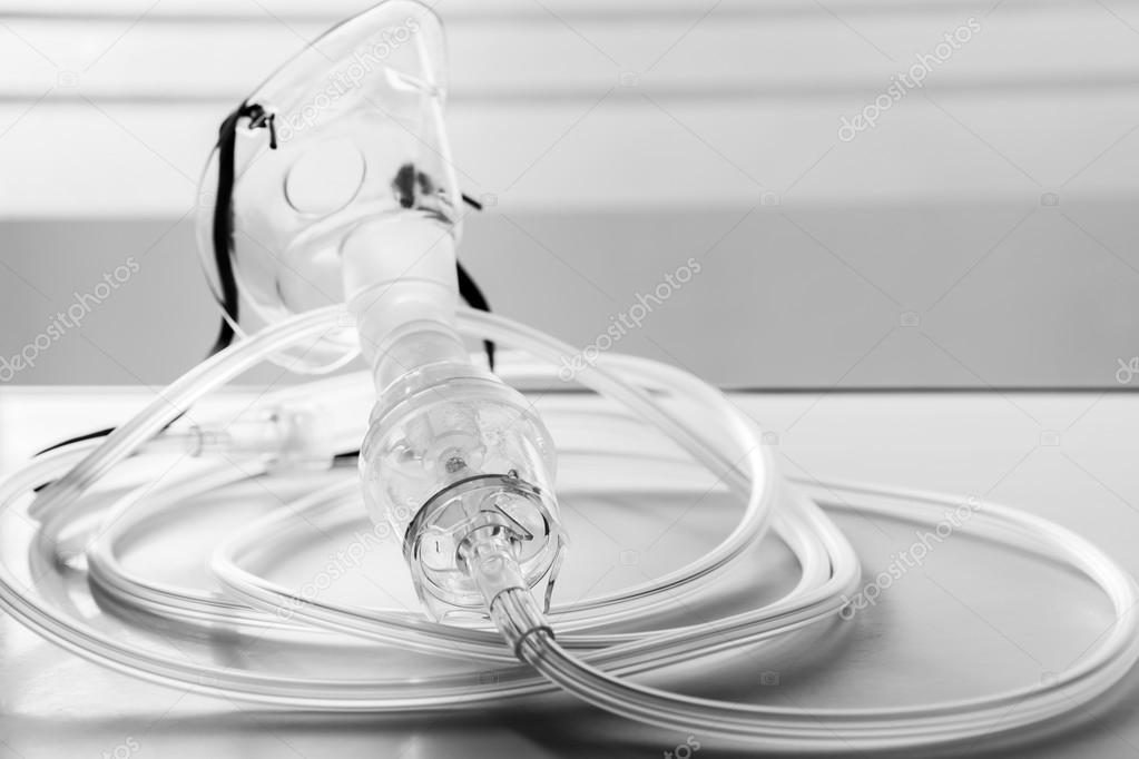 Oxygen mask outlet for asthma