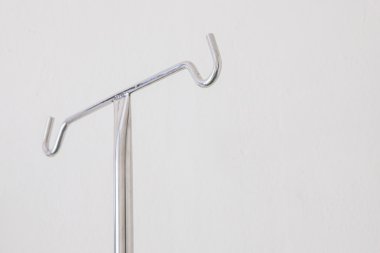 Hastanede asılı tuzlu şişe.