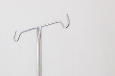 Hastanede asılı tuzlu şişe.