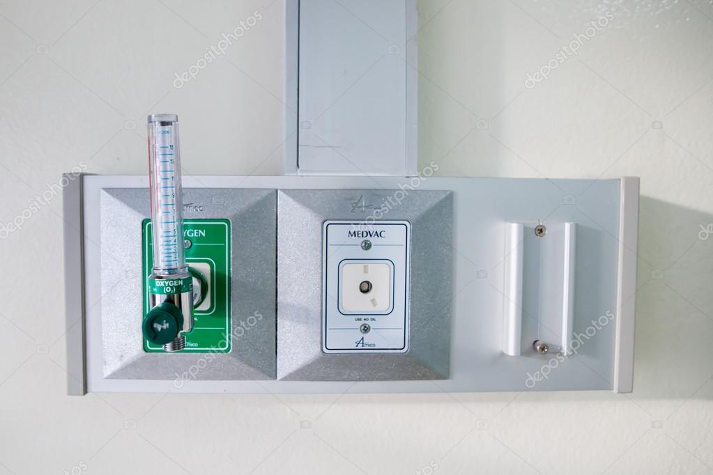 Oxygen piping and regulator with flow meter for patient — Stock Photo