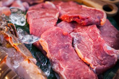 Düğün yemeği için hazırlanan süslemeler ve çiğ yiyecekler..