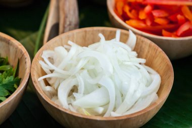 Düğün yemeği için dekorasyon ve sebze hazır..