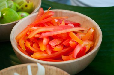 Düğün yemeği için dekorasyon ve sebze hazır..