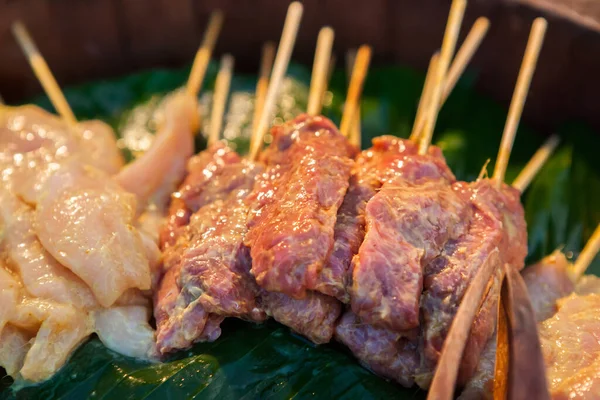 結婚式のディナーパーティーのために用意された装飾や生食 — ストック写真