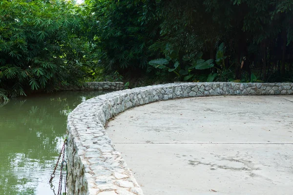 Μονοπάτι Κατασκευασμένο Από Τσιμέντο Στον Τροπικό Κήπο Στην Ταϊλάνδη — Φωτογραφία Αρχείου