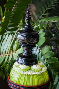 Nilüfer çiçeği kumsalda yapılacak Tayland düğün töreni için hazırlanıyor..