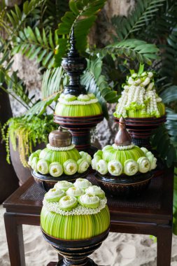 Nilüfer çiçeği kumsalda yapılacak Tayland düğün töreni için hazırlanıyor..