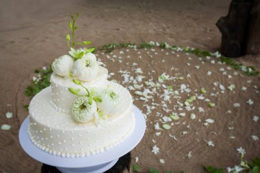 Üzerinde çiçekler olan düğün pastası, Tayland.