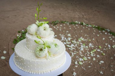 Üzerinde çiçekler olan düğün pastası, Tayland.