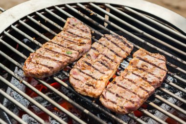 Barbekü ızgarasında biftek pişirilmiş akşam yemeği, seçici odaklanma.
