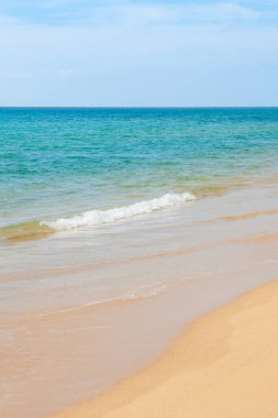 Denizin dalgası Tayland 'da kumsalda.