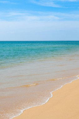 Denizin dalgası Tayland 'da kumsalda.