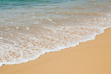 Denizin dalgası Tayland 'da kumsalda.