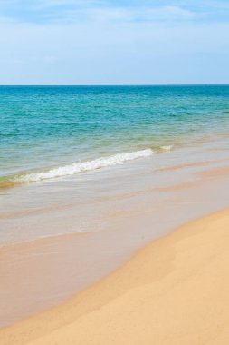 Denizin dalgası Tayland 'da kumsalda.