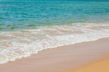 Denizin dalgası Tayland 'da kumsalda.