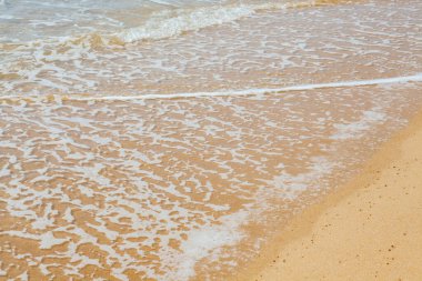 Denizin dalgası Tayland 'da kumsalda.