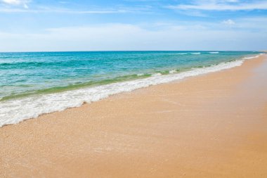 Denizin dalgası Tayland 'da kumsalda.