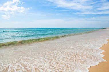 Denizin dalgası Tayland 'da kumsalda.