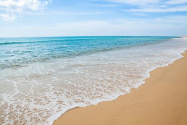 Denizin dalgası Tayland 'da kumsalda.