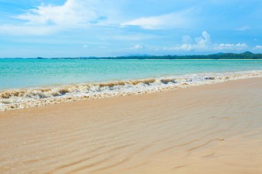 Güzel deniz, kum ve mavi gökyüzü Khao Lak, Tayland