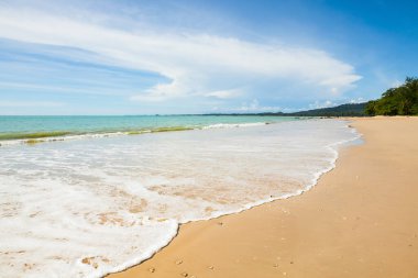 Güzel deniz, kum ve mavi gökyüzü Khao Lak, Tayland