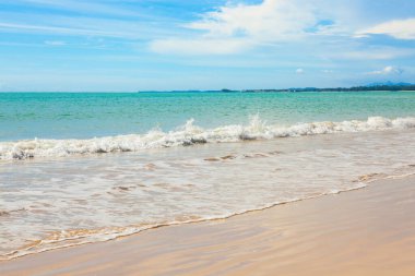 Güzel deniz, kum ve mavi gökyüzü Khao Lak, Tayland