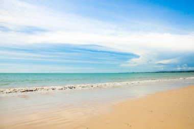 Güzel deniz, kum ve mavi gökyüzü Khao Lak, Tayland