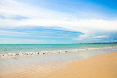 Güzel deniz, kum ve mavi gökyüzü Khao Lak, Tayland