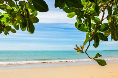 Güzel deniz, kum ve mavi gökyüzü Khao Lak, Tayland