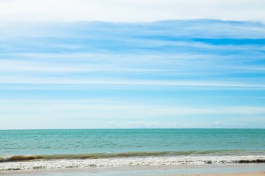 Güzel deniz, kum ve mavi gökyüzü Khao Lak, Tayland