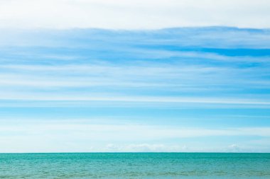 Güzel deniz, kum ve mavi gökyüzü Khao Lak, Tayland