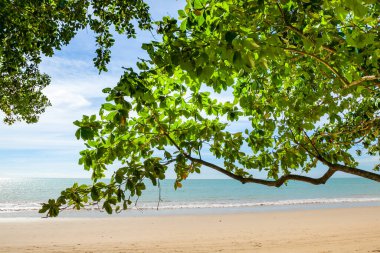 Güzel deniz, kum ve mavi gökyüzü Khao Lak, Tayland
