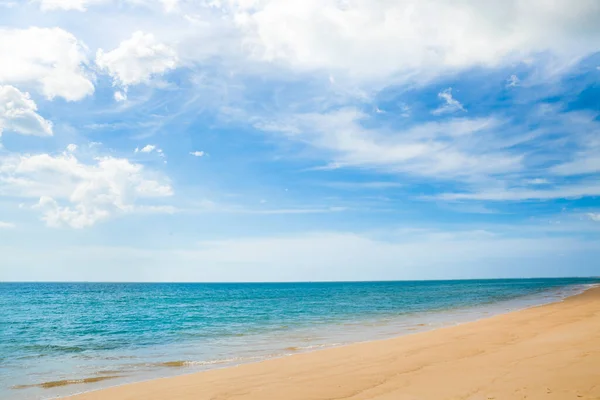 Prachtige Blauwe Lucht Golf Zand Strand Achtergrond — Stockfoto