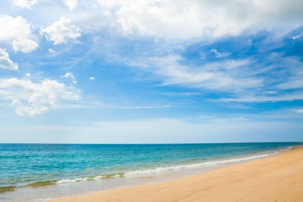 Hermosa Cielo Azul Ola Arena Fondo Playa — Foto de Stock