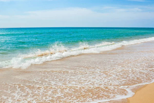 Prachtige Blauwe Lucht Golf Zand Strand Achtergrond — Stockfoto
