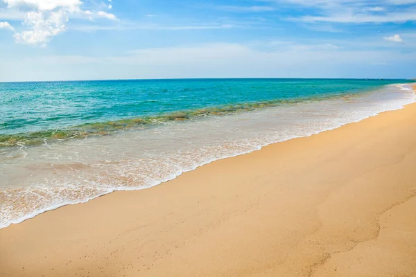 Hermosa Cielo Azul Ola Arena Fondo Playa — Foto de Stock