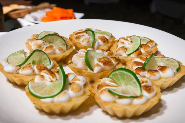 Merengue Limón Tarta Preparó Comida Para Cena Bodas Enfoque Selectivo Imágenes de stock libres de derechos