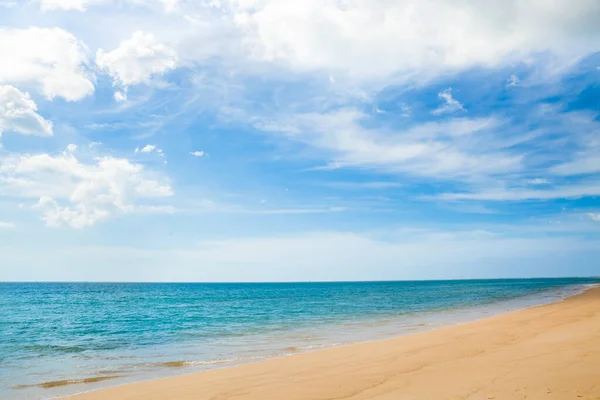 Schön Von Blauem Himmel Wellen Und Sandstrand Hintergrund Stockbild