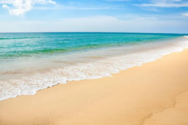 Schön Von Blauem Himmel Wellen Und Sandstrand Hintergrund lizenzfreie Stockfotos