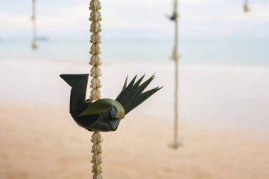 Sahildeki bir düğün töreninde çiçek aranjmanı..