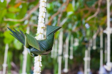 Sahildeki bir düğün töreninde çiçek aranjmanı..